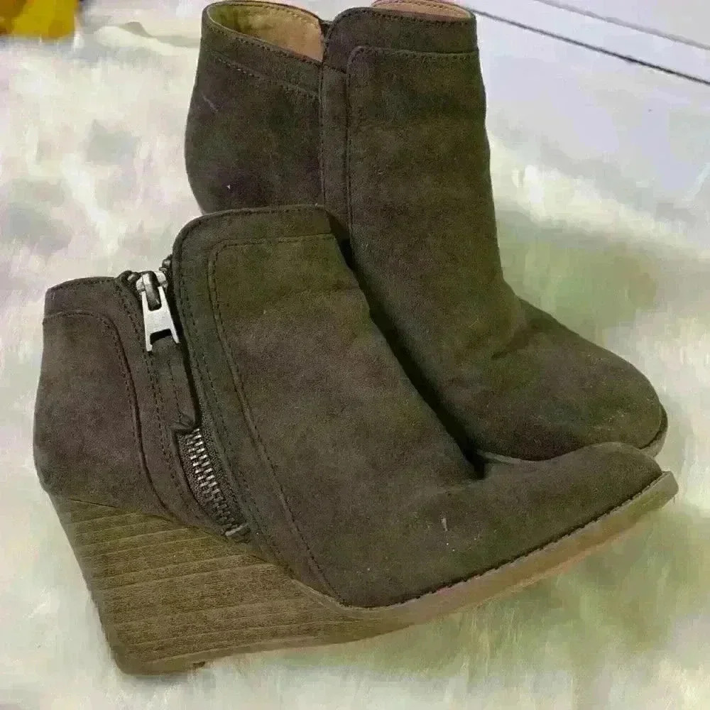 Brown Wedges 